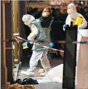  ?? PHOTO AFP ?? Des enquêteurs recherchen­t des indices sur les lieux où l’homme a été tué, hier, dans le centre-ville de Marseille.