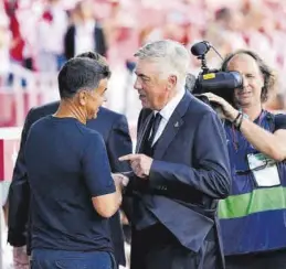  ?? EFE / SIU WU ?? Míchel y Ancelotti se saludan antes del duelo de la primera vuelta.