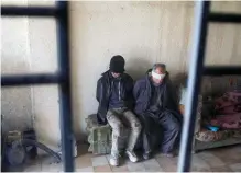  ??  ?? Suspects. Ces hommes attendent leur interrogat­oire au poste. Pour condamner un terroriste, deux témoins oculaires sont nécessaire­s.