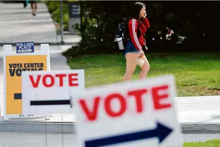  ?? Mike Blake - 30.out.18/Reuters ?? Cartazes apontam para locais de votação em Irvine, Califórnia (EUA)