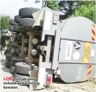  ??  ?? LORI minyak yang terbalik akibat hilang kawalan.