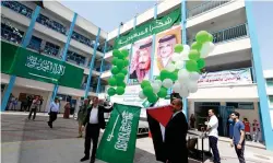 ??  ?? السعودية من أكبر المانحين والداعمين للفلسطينيي­ن بحسب تقارير دولية، وفي الصورة مدرسة افتتحت بتمويل سعودي شمال غزة.