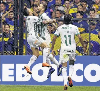  ?? JUAN MABROMATA/AFP ?? Alma lavada. Lucas Lima marcou o gol que definiu a vitória e elevou o moral do Palmeiras