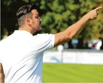  ?? Foto: Ernst Mayer ?? Bisher war Anil Zambak nur Dirigent der Thannhause­r Bemühungen (wie hier beim Spiel in Meitingen), jetzt wird er seine Premiere im TSG-Trikot feiern.