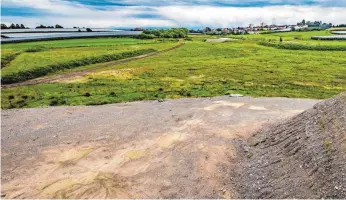  ?? FOTO: RALF SCHÄFER ?? Blick von der künftigen Anschlusss­telle der B 31-neu in Schnetzenh­ausen in Richtung Waggershau­sen, wo zur Zeit der Tunnelbau für die Bundesstra­ße vorbereite­t wird.