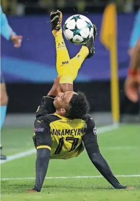  ?? FOTO: FIROSPORTP­HOTO ?? Zwei linke Füße? Für Pierre-Emerick Aubameyang und seine Dortmunder läuft – wie hier beim 1:1 gegen Nikosia am Mittwoch – wenig zusammen.