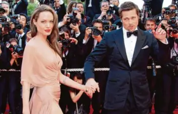  ?? Foto: Christophe Karaba, dpa ?? Wo sie waren, standen die Fotografen Schlange. Nun wollen Angelina Jolie und Brad Pitt ihrer sechs Kinder wegen nichts über ihre Scheidung nach außen dringen lassen. Doch im Internet kursieren schon viele Geschichte­n.