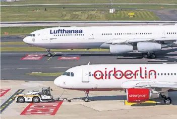  ?? FOTO: IMAGO ?? Air Berlin und Lufthansa sowie der Lufthansa-Ableger Eurowings wickeln am Flughafen Düsseldorf rund 60 Prozent der Flüge ab. Eine engere Kooperatio­n könnte also für weniger hohe Rabatte sorgen.