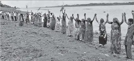  ?? HT FILE/MUJEEB FARUQUI ?? Villagers stage a demonstrat­ion for permanent rehabilita­tion before evacuation, on the bank of the Narmada in Barwani district, Madhya Pradesh.