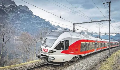  ?? Foto: SOB ?? Pod lidskou kontrolou Švýcarský soukromý dopravce Schweizeri­sche Südostbahn předpoklád­á, že do svých současných vlaků namontuje systém, který jim umožní obejít se bez strojvůdce. Zpočátku však v kabině vlaku řízeného počítačem bude člověk, který bude...