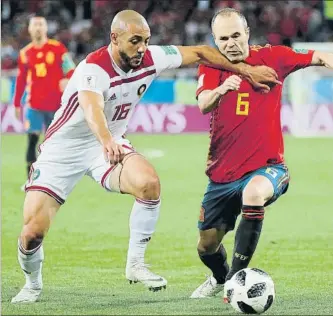  ?? FOTO: J.A. Gª SIRVENT ?? Amrabat, como todos sus compañeros de Marruecos, le puso las cosas muy difíciles a la Roja