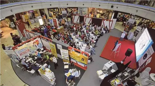  ?? [FOTO MOHD ASRI SAIFUDDIN MAMAT/BH] ?? Orang ramai menyertai sesi perbincang­an bersama penceramah pada pameran hartanah Myrumah di Shah Alam, semalam.