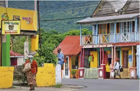  ??  ?? Da sinistra, le cascate di YS Falls. Avvistamen­to di delfini al largo di Treasure Beach. Il tranquillo villaggio di Buff Bay, Portland, nell’area di Port Antonio, non lontano dalla capitale Kingston.