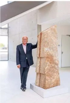  ?? FOTO: HANS-JÜRGEN BAUER ?? Heinz Mack im neuen Riesner Building an der Uni. Dort hat nun die Skulptur „Großer Steinkeil – Rhythmus des Wachstums“ihren Platz.