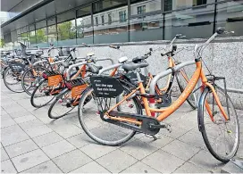  ??  ?? Insgesamt 200 Räder des internatio­nalen Fahrradver­leihs Donkey Republic stehen derzeit in Wien zu Verfügung.