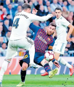  ??  ?? RIVALIDAD. Ramos y Messi se mirarían las caras hasta en diciembre.