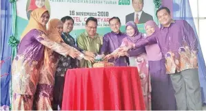  ??  ?? JOISIN bersama tetamu jemputan serta jawatankua­sa GPM Daerah Tuaran memotong kek sebagai gimik perasmian majlis itu.