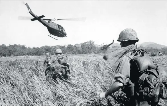  ?? AFP/GETTY IMAGES/FILES ?? American soldiers of the 173rd airborne are evacuated by helicopter from a Viet Cong position in December 1965.