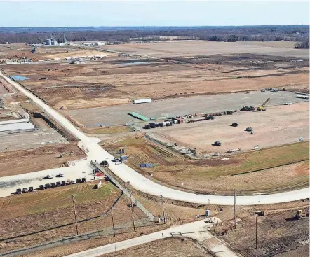  ?? DORAL CHENOWETH/THE COLUMBUS DISPATCH ?? As Intel ramps up constructi­on on its chip manufactur­ing facility outside of Johnstown and New Albany, the building sites are beginning to take shape. This Feb. 12 view looks shows constructi­on from what was the intersecti­on of Clover Valley Road and Miller Road, but a new road serving the plant has cut off the intersecti­on.