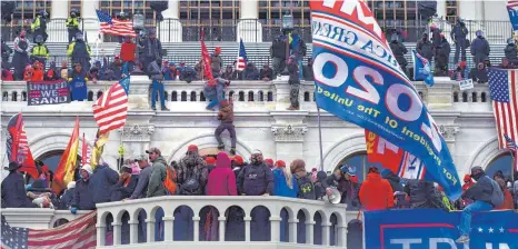  ?? FOTO: IMAGO ?? Der Sturm auf das Kapitol in Washington am 6. Januar 2021: Ex-Präsident Donald Trump trägt hierfür laut Abschlussb­ericht die Verantwort­ung.