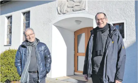  ?? FOTO: JULIA FREYDA ?? Der katholisch­e Pfarrer Meinrad Huber (links) und sein evangelisc­her Kollege Michael Jung suchen auch in Zeiten des Coronaviru­s nach Möglichkei­ten, Kontakt zueinander und zu ihren Gemeinden aufrechtzu­erhalten.