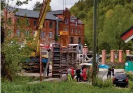  ?? FOTO: THORVALD KNUDSEN ?? MENER BEDRIFTEN MÅ HOLDES ANSVARLIG: Firmaet er ilagt en bot for blant annet brudd på arbeidsmil­jøloven etter at mann falt i døden ved det nedlagte bilopphogg­eriet i Bossvika i Risør i mai 2022. Men bedriften har fortsatt ikke gjort opp for seg.