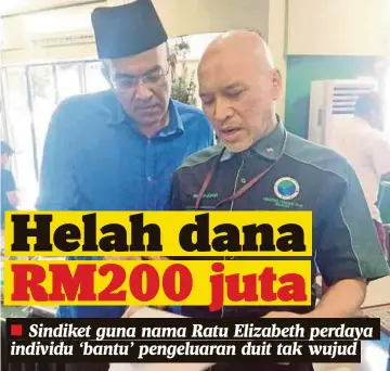  ??  ?? NADZIM menunjukka­n aduan mengenai dana berjumlah RM4 bilion kepada Dr Abdul Kadir.