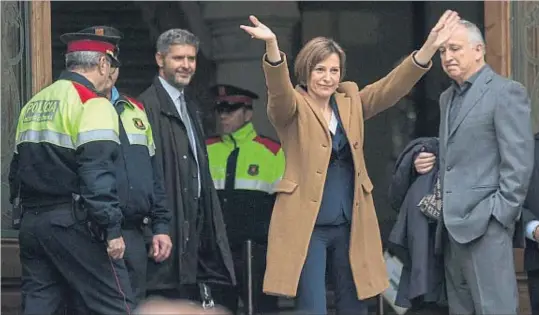  ?? ANA JIMÉNEZ ?? A les portes del tribunal. Carme Forcadell saludant els manifestan­ts –3.000 segons la Guàrdia Urbana– que la van acompanyar a les portes del TSJC, dels quals 500 eren alcaldes i altres càrrecs, que van desplegar el lema “Això va de democràcia”