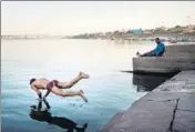  ?? UIG VIA GETTY IMAGES ?? Daily life on the ■Ganga in Varanasi