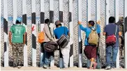  ?? AFP ?? Migrantes de varios países intentan atravesar la frontera de Estados Unidos con México.