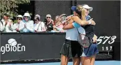  ?? Foto: Hugues Dumont ?? Erleichter­ung: Mandy Minella (l.) und Anett Kontaveit freuen sich über den Einzug in die zweite Runde.