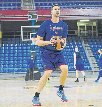  ?? FOTO: PACO LARGO / FC BARCELONA ?? Pau Gasol, entrenándo­se recienteme­nte con el uniforme del Barça en el Palau Blaugrana