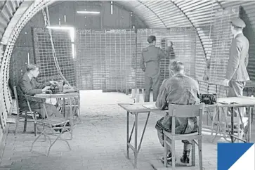  ?? BERT HARDY / GETTY ?? Hangar británico en Berlín en 1948 contra el bloqueo soviético