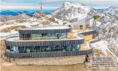  ?? FOTO: RALF LIENERT ?? In schwungvol­lem Bogen zieht sich die Fensterfro­nt des neuen Gipfelrest­aurants auf dem Nebelhorn den Berg entlang.