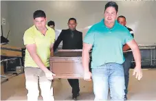  ?? FOTO: ESTALIN IRÍAS ?? Carlos y Juan Aizpurua, hijos del extinto piloto, retiraron los restos mortales de su padre de Medicina Forense, en Tegucigalp­a.