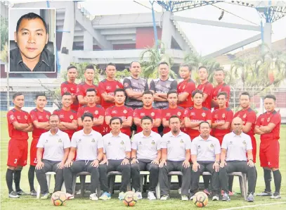  ??  ?? BARISAN MANTAP: Pasukan Kuching FA melakar sejarah mara ke suku akhir Piala FAM 2017. Gambar sisipan Fazzrudin.