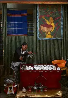  ??  ?? Mulher prepara café para vender na cidade de Irgachefe