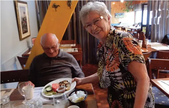  ??  ?? Agnès Viens, 83 ans, travaille depuis 51 ans au restaurant Le Chalet à Saint-Hyacinthe qui appartient à son fils.