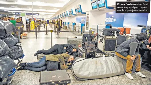  ?? JORGE SANCHEZ ?? El peor fin de semana. En el Aeroparque, el paro dejó a muchos pasajeros varados