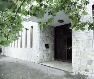  ?? (foto Proto) ?? Orrore L’ingresso del palazzo di via Costantino Maes dove la donna ha rischiato di essere violentata