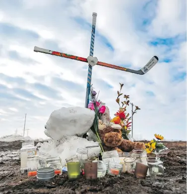  ?? LEAH HENNEL / POSTMEDIA NEWS ?? A makeshift memorial for the Humboldt Broncos continues to grow at the scene of Friday’s crash near Tisdale, Sask.