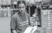  ?? Benjamin Who/Contributo­r ?? Student Hero Isabella Diaz-Mira instructs volunteers at the Houston Food Bank.