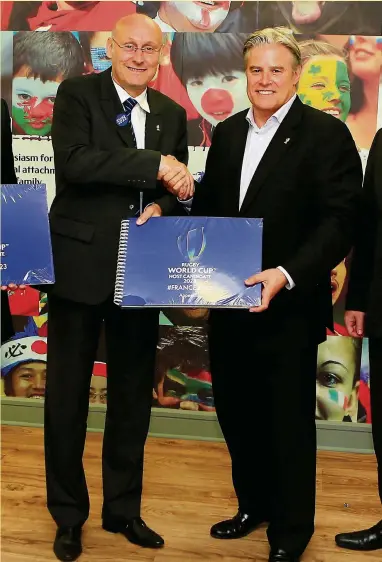  ?? (photo D.R.) ?? Bernard Laporte, ici aux côtés de Brett Gosper (directeur de World Rugby) en juin lors de la remise du dossier de candidatur­e français. La FFR s’appuie sur un projet solide, qui garantira des retombées économique­s inégalées à Word Rugby