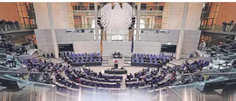  ?? FOTO: DPA ?? Seit über 20 Jahren tagt der Deutsche Bundestag im Reichstags­gebäude in Berlin.