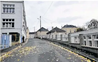  ??  ?? La rue Jane Galupeau sépare l’école élémentair­e de l’école maternelle aujourd’hui