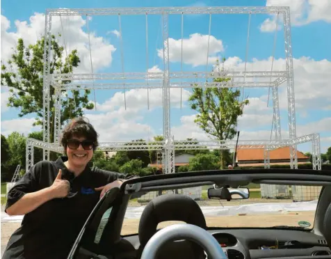  ?? Foto: Karl Aumiller ?? Es ist angerichte­t, und Filmcenter-Betreiberi­n Claudia Mayr freut sich: Das Autokino auf dem Festplatz im Dillinger Donaupark startet am heutigen Mittwochab­end mit der Komödie „Das perfekte Geheimnis“. Der Streifen wird auf einer zwölf Meter breiten und sieben Meter hohen Leinwand zu sehen sein.