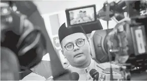  ?? — Gambar Bernama ?? BERSAMA MEDIA: Amirudin ketika sidang media pada Majlis Sambutan Hari Raya Qurban 1440H/ 2019M di Kediaman Rasmi Menteri Besar Selangor Seksyen 7 Shah Alam semalam.