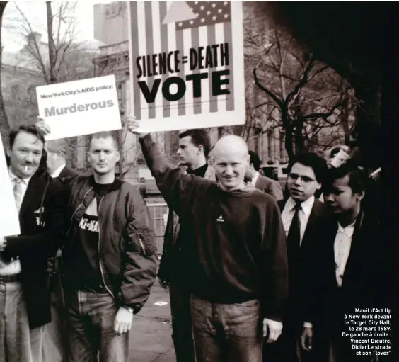  ??  ?? Manif d’Act Up à New York devant le Target City Hall, le 28 mars 1989. De gauche à droite : Vincent Dieutre, DidierLe strade et son “lover”