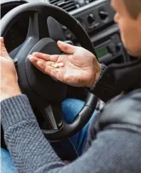  ?? Foto: juefraphot­o, Fotolia.com ?? Medikament­e, aber auch Schnupfen und Grippe können die Fahrtüchti­g keit beeinfluss­en.