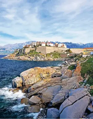  ?? FOTOS: THINKSTOCK ?? Blick von der Halbinsel Revellata auf Calvi und dessen Wahrzeiche­n, die Zitadelle. Am Ende Revellatas liegt der markante Leuchtturm. Dorthin kann man prima wandern.